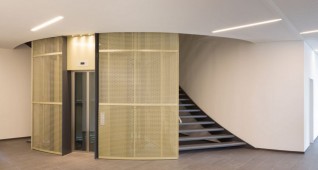 Fahrstuhl im Auge des Treppenhauses