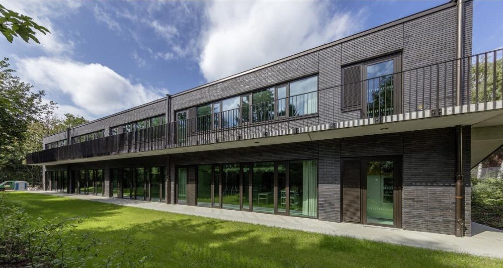 SCHULE BRAMFELDER DORFPLATZ MIT TEILBARER ZWEIFELD-SPORTHALLE